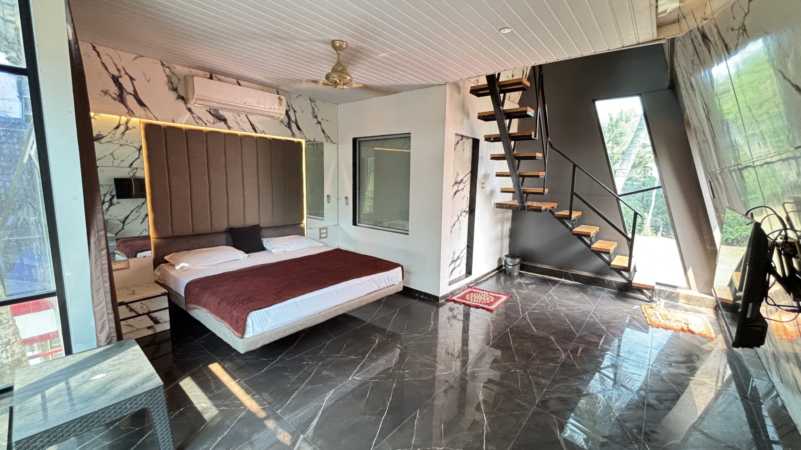 Traingle Room